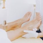 Das Bild zeigt eine Fußbehandlung, zusammen mit einer Massage, von einer Expertin.